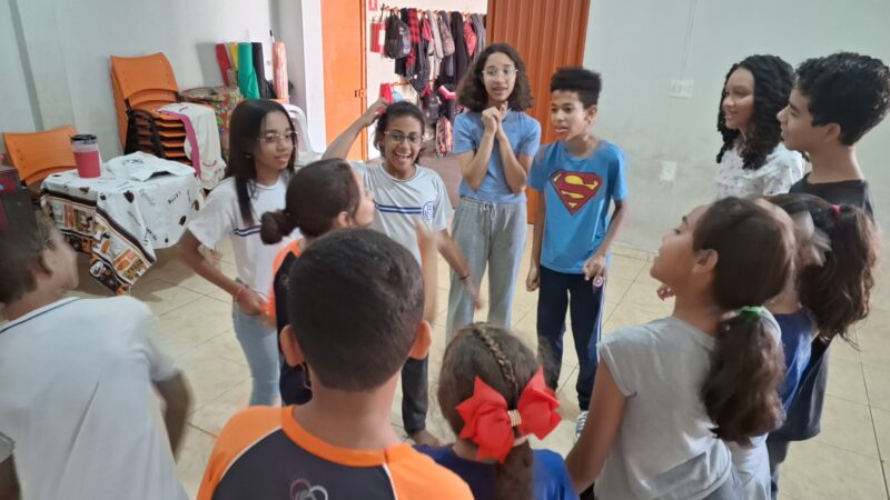 Projeto Artes Cênicas do EMCANTAR Social transforma crianças e jovens em Uberlândia