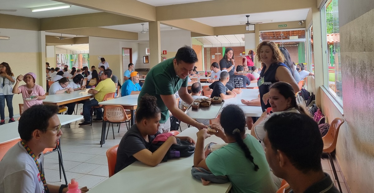 Páscoa: Outback Uberlândia leva sobremesa ‘chocolatuda’ para assistidos e colaboradores da APAE Uberlândia