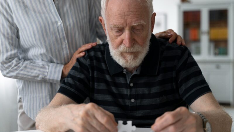 Geriatra dá dicas essenciais para cuidadores de idosos pacientes de Alzheimer