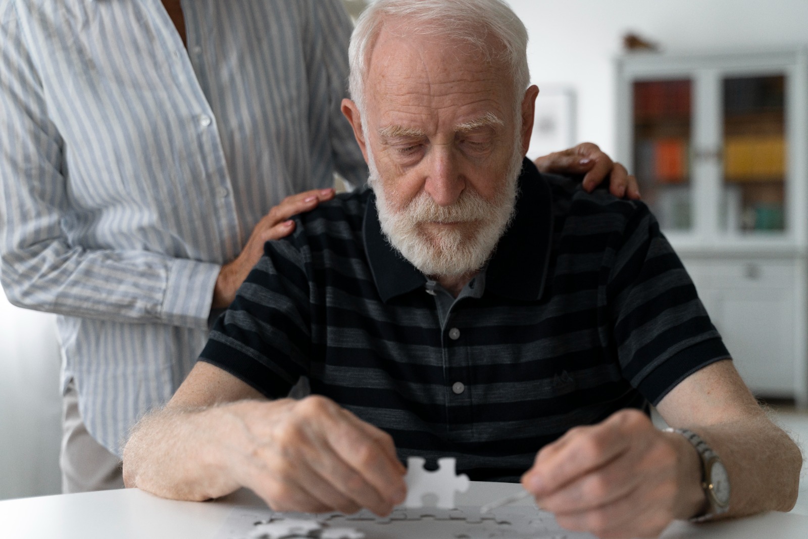 Geriatra dá dicas essenciais para cuidadores de idosos pacientes de Alzheimer