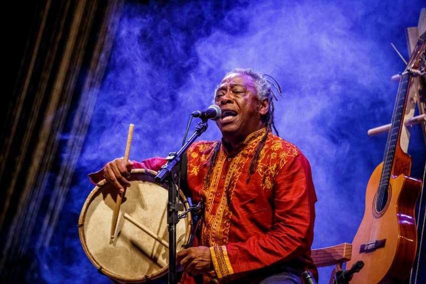 Maurício Tizumba é um dos protagonistas do musical “Viva o Povo Brasileiro – De Naê à Dafé