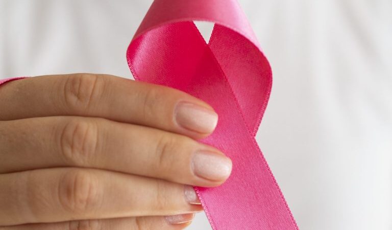 Unimed Uberlândia lança campanha Outubro Rosa 2025: “Cuidado que floresce, esperança que renasce”