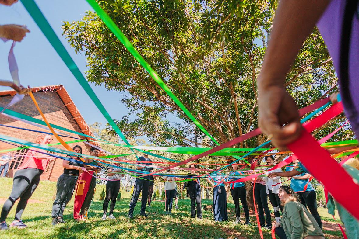 Guia de educação ambiental une arte e ciência propondo caminhos regenerativos em prol da vida no planeta