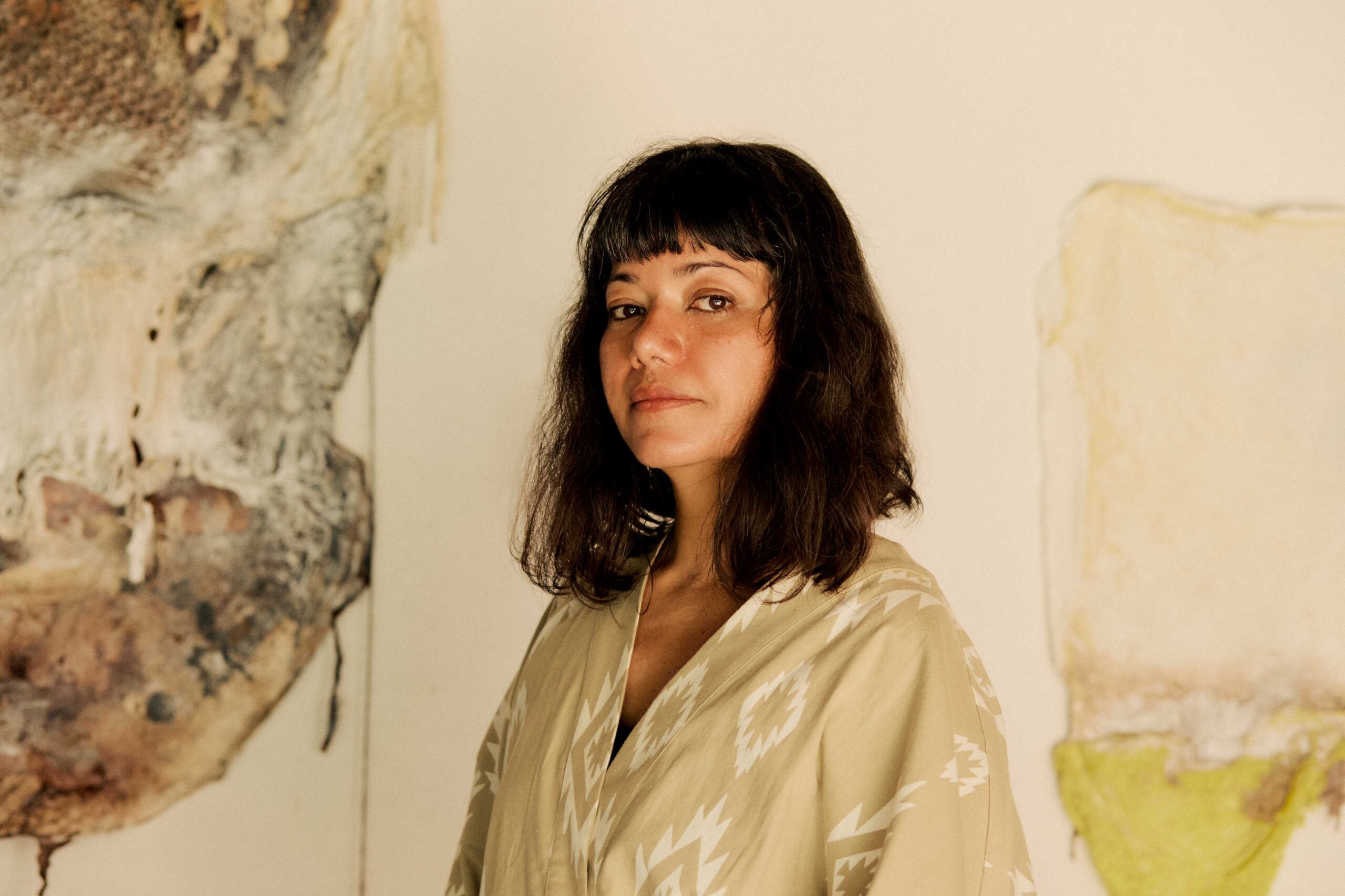 Uberlândia recebe a exposição “Pele de Bicho: intimidade entre estranhos”, da artista Thatiane Mendes,  que conecta corpo e paisagem e propõe imersão no invisível