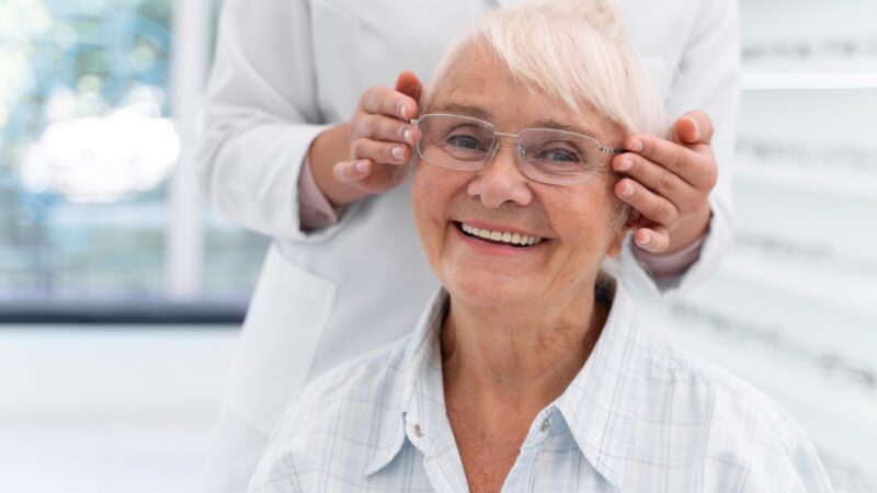 Abril Marrom reforça a importância da prevenção e da reabilitação na saúde ocular