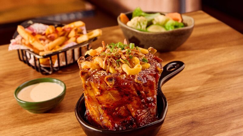 Outback oferece bebida refil gratuita na compra da Ribs Rocker Crown por tempo limitado