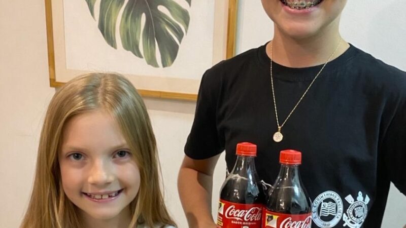 Entre figurinhas, sonhos e gols imaginários, irmãos embarcam na jornada do álbum da Copa 2026