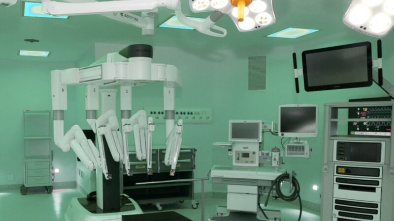 Cirurgia robótica é segura? Entenda os protocolos e a tecnologia que elevam o padrão cirúrgico