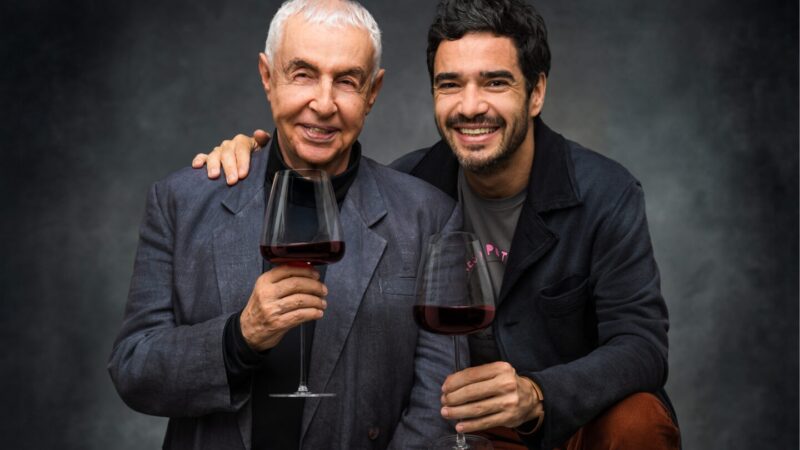 “Memórias do Vinho” chega a Uberlândia com Elias Andreato e Caio Blat
