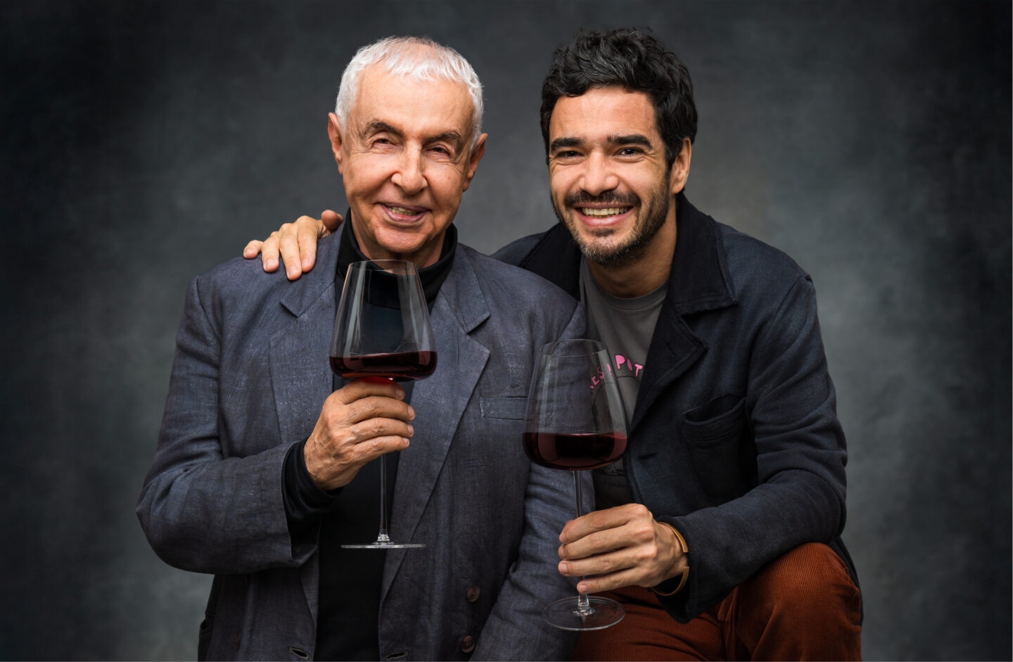 “Memórias do Vinho” chega a Uberlândia com Elias Andreato e Caio Blat