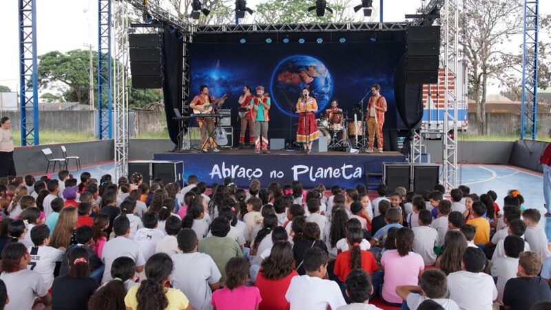 No mês do Meio Ambiente, escolas públicas de Uberlândia recebem espetáculo que une arte, educação e consciência ambiental