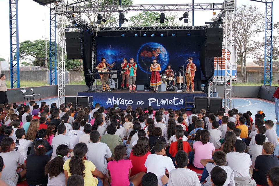 No mês do Meio Ambiente, escolas públicas de Uberlândia recebem espetáculo que une arte, educação e consciência ambiental
