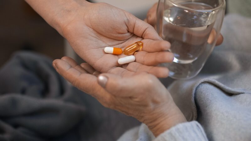 Junho Violeta: negligência com medicamentos e cuidados básicos está entre as formas mais silenciosas de violência contra idosos