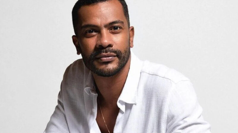 Festival Todos em Cena recebe ator Samuel de Assis em espetáculo gratuito sobre identidade, pertencimento e antirracismo
