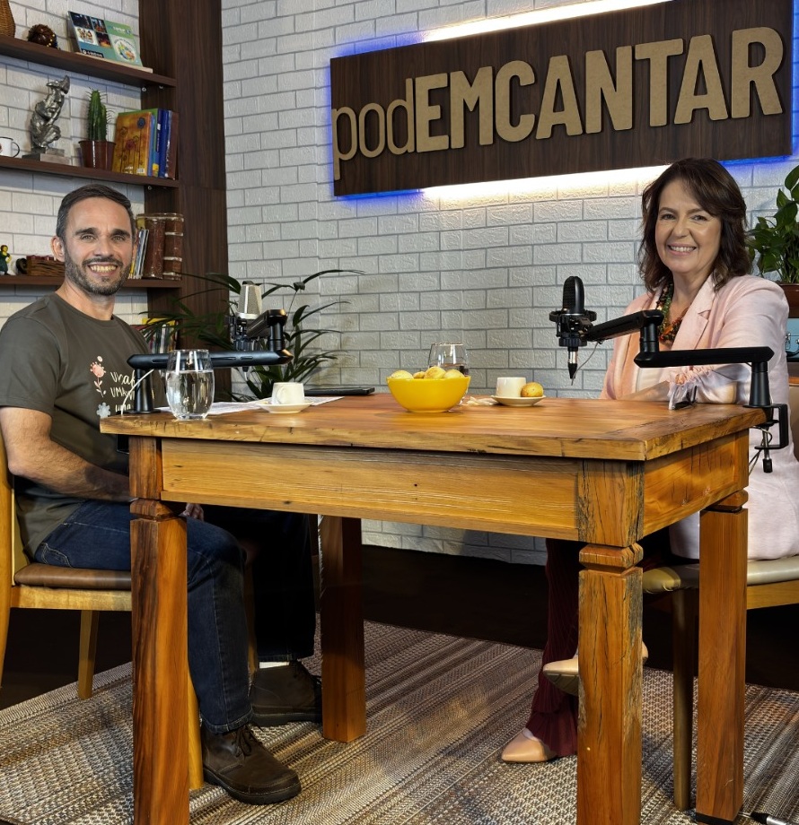 Novo episódio do podEMCANTAR recebe Mônica Cunha para uma conversa sobre o poder da palavra