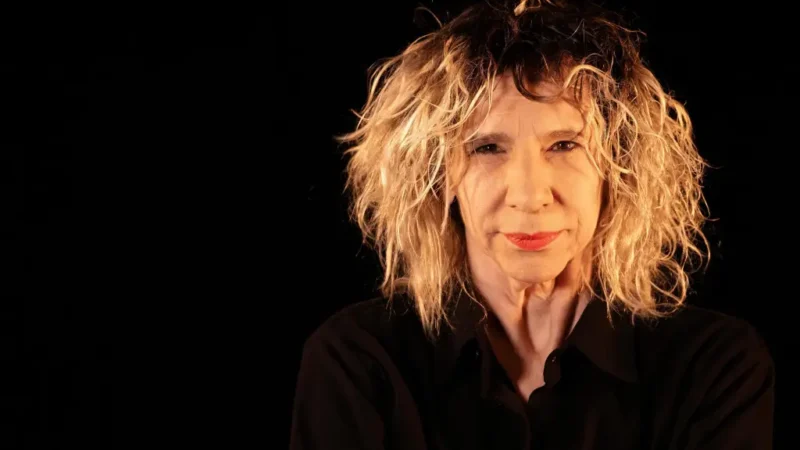 Denise Stoklos leva ao palco a força da literatura de Dalton Trevisan em espetáculo dirigido por Alessandra Maestrini