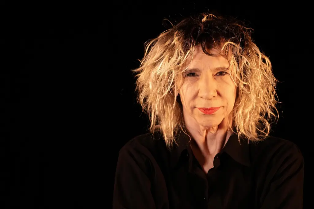 Denise Stoklos leva ao palco a força da literatura de Dalton Trevisan em espetáculo dirigido por Alessandra Maestrini