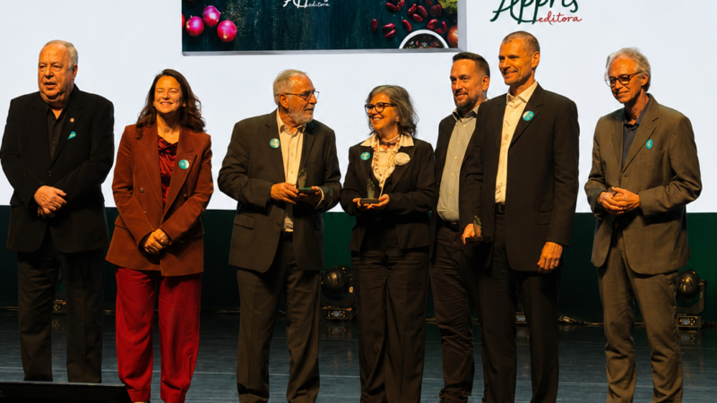 Professor de Minas Gerais vence Jabuti Acadêmico com livro sobre compostos presentes em frutas