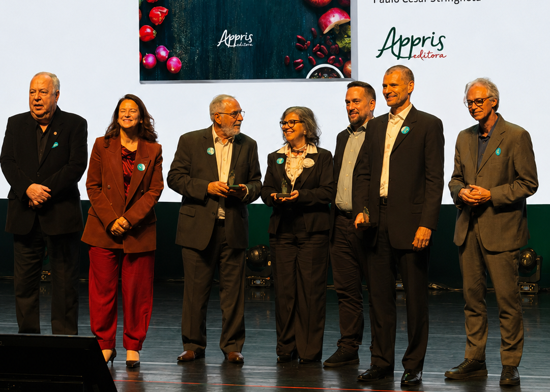 Professor de Minas Gerais vence Jabuti Acadêmico com livro sobre compostos presentes em frutas