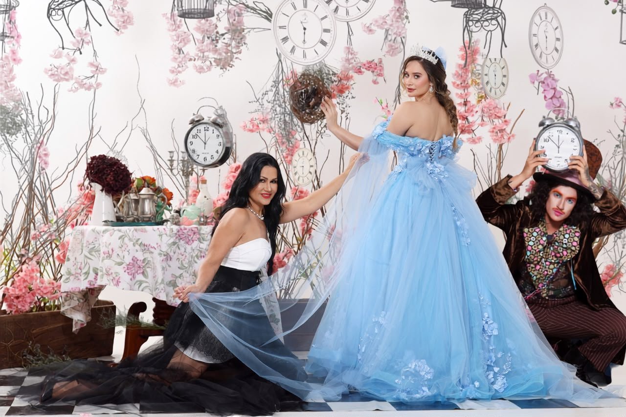 Maísa Pires lança coleção Gold Debutantes em experiência inspirada em  “Alice no País das Maravilhas”