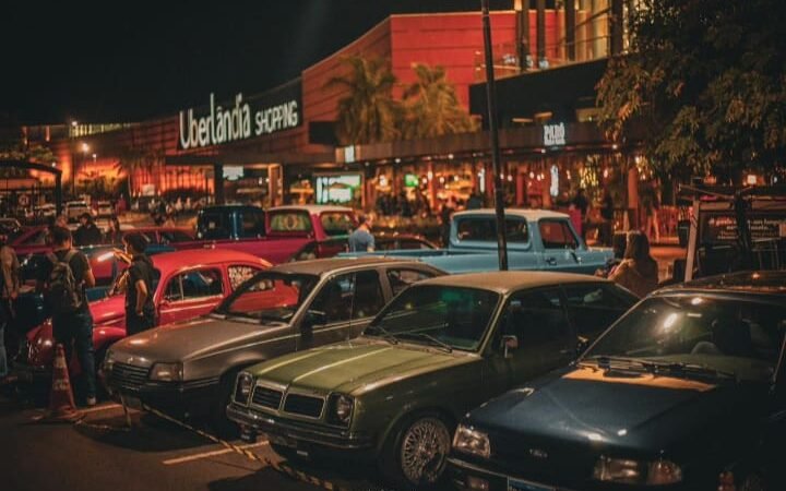 Encontro de carros antigos reúne modelos clássicos e diferentes gerações no Uberlândia Shopping