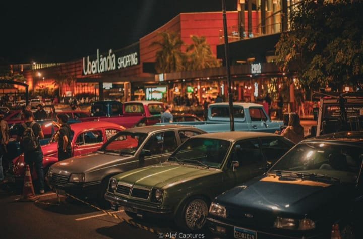 Encontro de carros antigos reúne modelos clássicos e diferentes gerações no Uberlândia Shopping