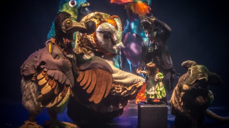 Giramundo apresenta “Alice no País das Maravilhas” com experiência multimídia para todas as idades