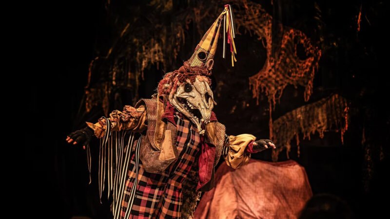 Criatura que mistura lendas do folclore brasileiro chega a Uberlândia com espetáculo da Trupe Motim de Teatro