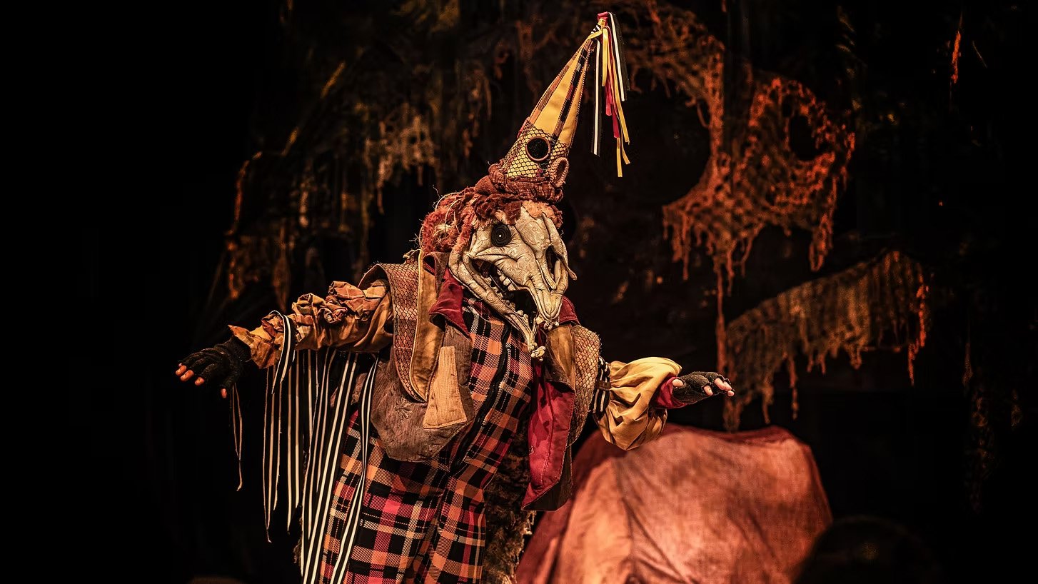 Criatura que mistura lendas do folclore brasileiro chega a Uberlândia com espetáculo da Trupe Motim de Teatro